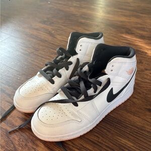 Jordan 1 MID (7Y)
White/Arctic Orange/Anthracite